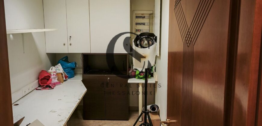 Επαγγελματική Στέγη 110τ.μ. – Ημιόροφος με Ασανσέρ | 4 Χώροι | Μαρτίου – Παλαιά Παραλία