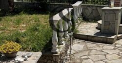 Πωλείται Μονοκατοικία στην ΑΓ.ΤΡΙΑΔΑ 100τ.μ.και 600τ.μ. κήπο 250.000€
