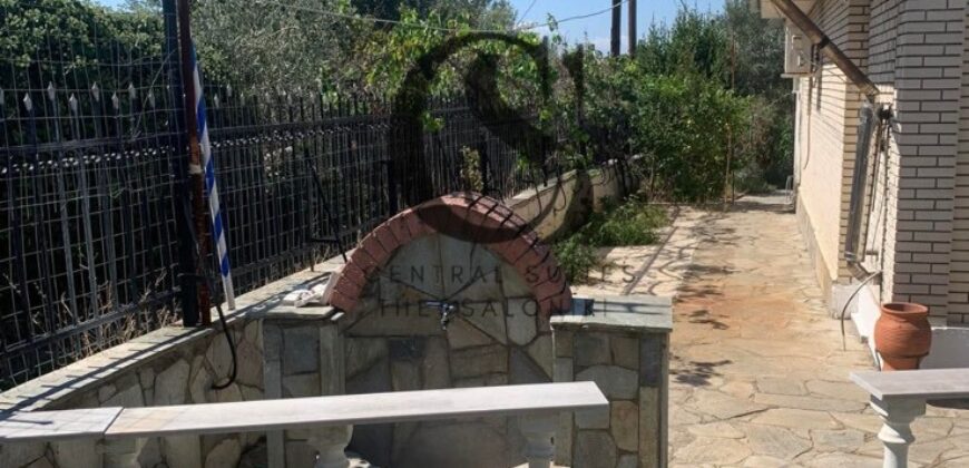 Πωλείται Μονοκατοικία στην ΑΓ.ΤΡΙΑΔΑ 100τ.μ.και 600τ.μ. κήπο 250.000€