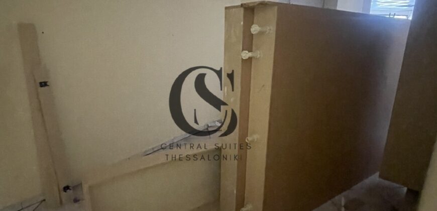Ενοικιάζεται Επαγγελματικό Κατάστημα 230 τ.μ. – Καμάρα, Κέντρο Θεσσαλονίκης 2.500€